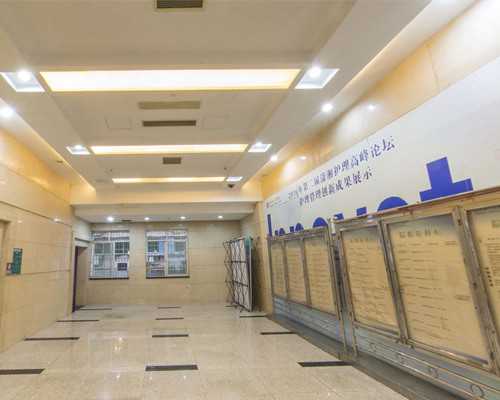 国内三代试管供卵多少钱,本人绝经一年，在临沂四院做试管准备8万够吗？